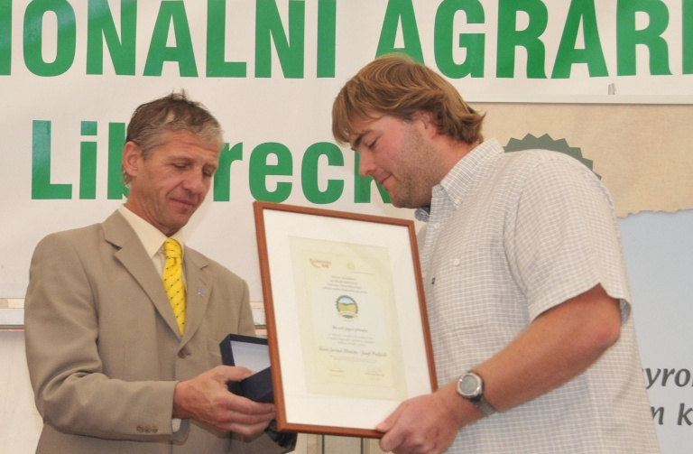 radní Jaroslav Podzimek předává ocenění za rok 2011